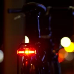 B&M TOPLIGHT Flat S - Batteriebetrieben -Fahrradersatzteile bm flat s angeschaltet