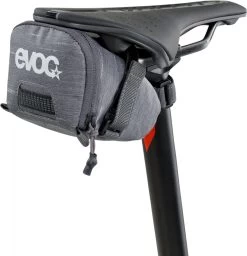 Evoc Seat Bag Tour M 0,7L Satteltasche -Fahrradersatzteile evoc seat bag tour m 700 ml satteltasche montiert