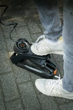 SKS Airstep Digi Fußpumpe Für E-Bikes -Fahrradersatzteile sks airstep digi fusspumpe im einsatz 1