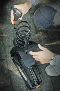SKS Airstep Digi Fußpumpe Für E-Bikes -Fahrradersatzteile sks airstep digi fusspumpe im einsatz 3