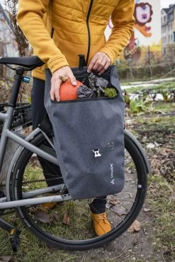 VAUDE ReCycle Commute Single Hinterradtasche -Fahrradersatzteile vaude recycle commute single action 1